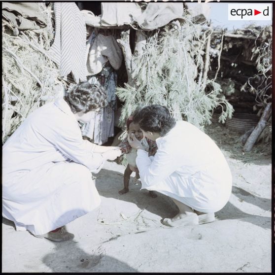 Les infirmières de l’aide médicale gratuite (AMG) examinent un enfant à Slissen.