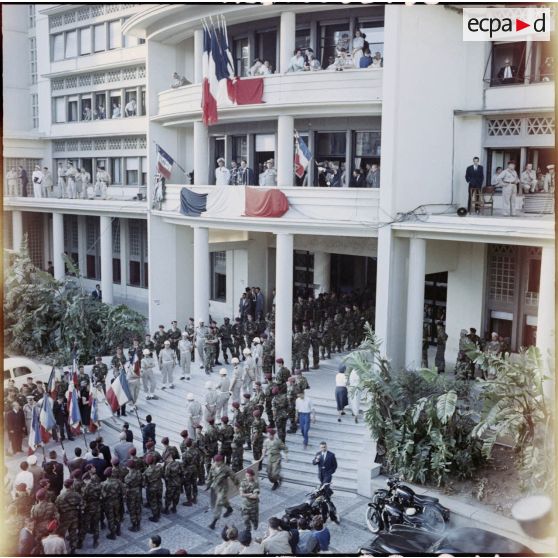 Jacques Soustelle au balcon du palais du gouvernement général de l'Algérie à Alger.