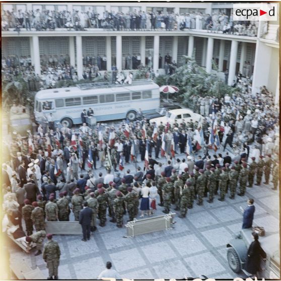 La délégation des officiels devant l'entrée du palais du gouvernement général de l'Algérie à Alger, lors de la visite de Jacques Soustelle.