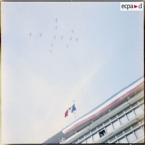 Une patrouille survole le bâtiment du gouvernement général à Alger.