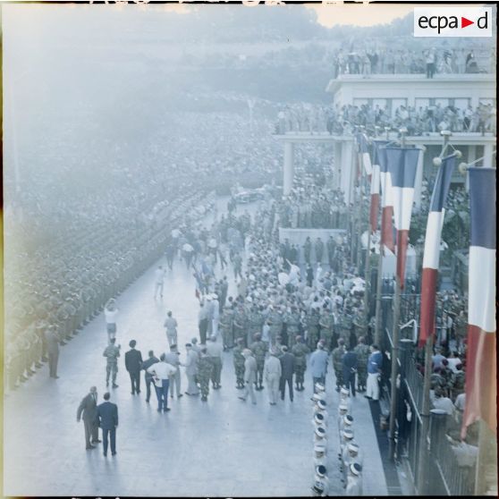 La foule devant le palais du gouvernement général de l'Algérie, lors de la visite de Jacques Soustelle à Alger.
