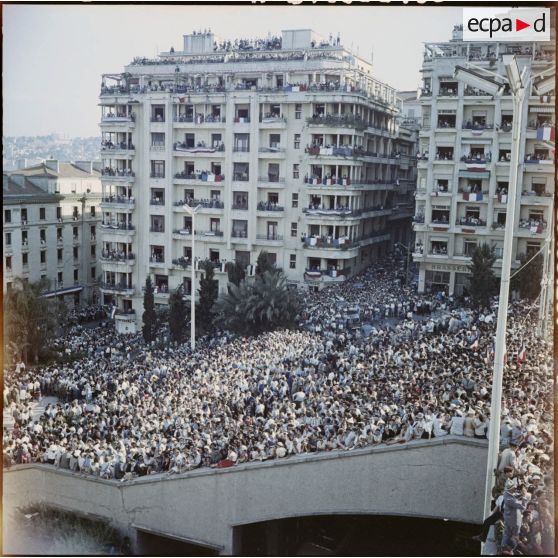 La foule à Alger lors de la venue de Jacques Soustelle.