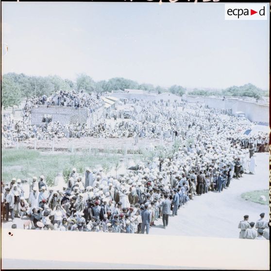 La foule réunie sur une place lors d'une manifestation à Alger.