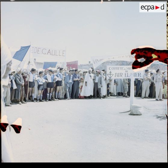 La foule en cercle sur une place lors d'une manifestation à Alger.