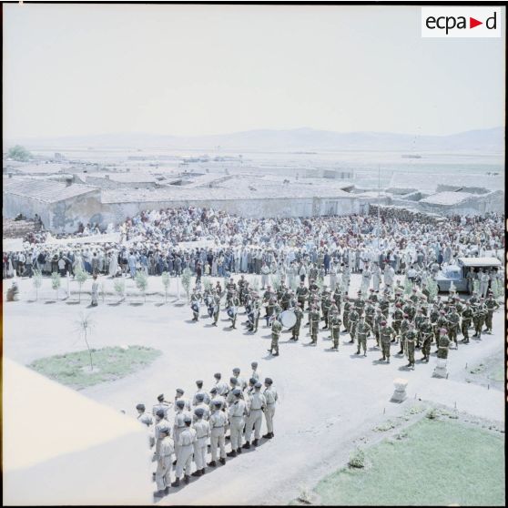 La musique militaire d'une unité de parachutistes lors d'une manifestation à Alger.