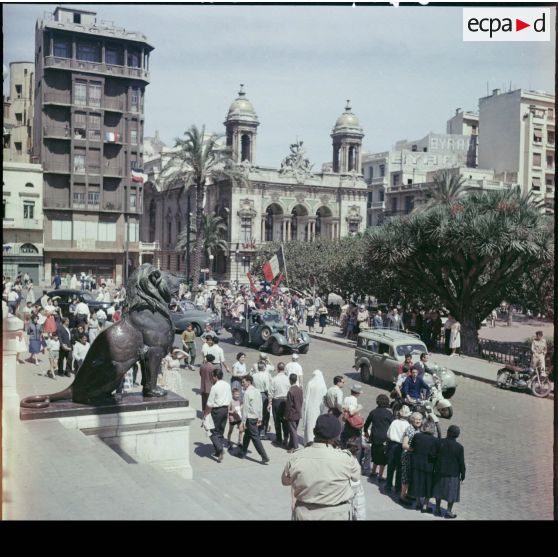 La foule dans les rues de Constantine lors de la venue du général de Gaulle.