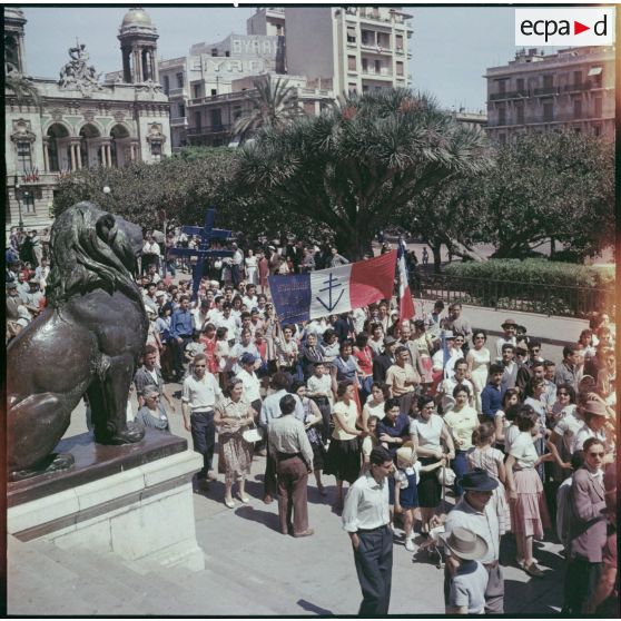 La foule dans les rues de Constantine lors de la venue du général de Gaulle.