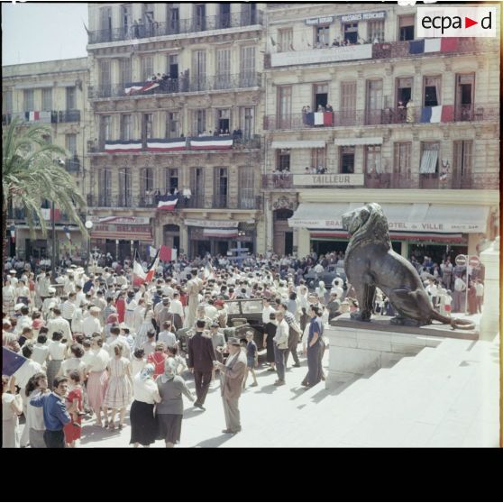 La foule dans les rues de Constantine lors de la venue du général de Gaulle.