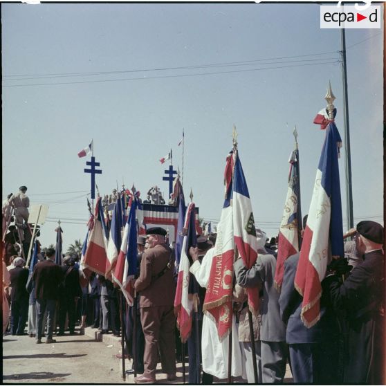 Des délégations d'anciens combattants assistent au discours du général de Gaulle à Constantine.
