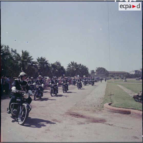 L'escorte de motards du général de Gaulle à Constantine.