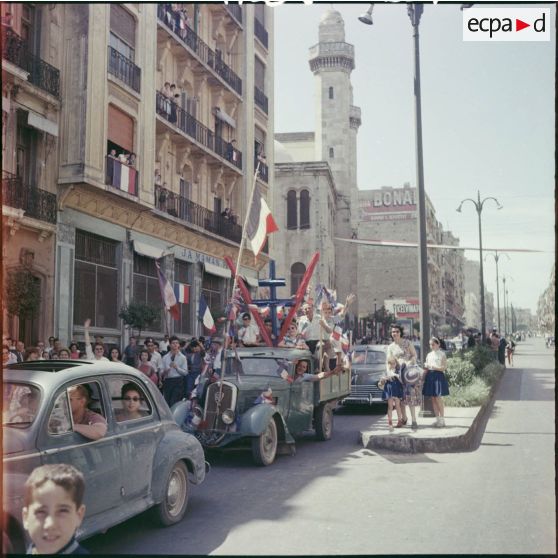 La foule dans les rues de Constantine lors de la venue du général de Gaulle.