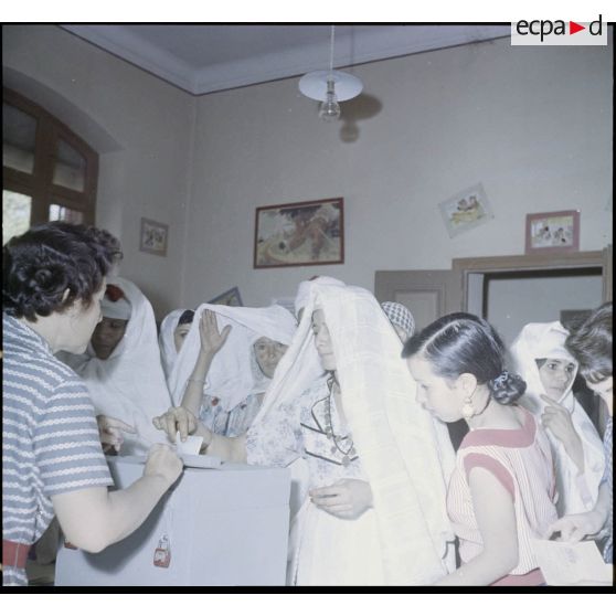 Les femmes algériennes de Burdeau votent pour le référendum de 1958.