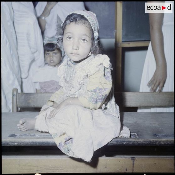 Portrait d’une fillette dans le bureau de vote de Burdeau lors du référendum.