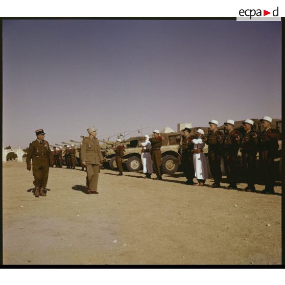 Le colonel Daboville, commandant les Terriroires des Oasis de Ouargla, passe les troupes et les engins en revue.