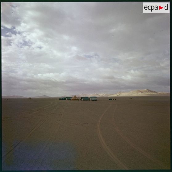 Campement dans le désert pendant le raid des engins blindés de reconnaissance (EBR) dans le Sahara.