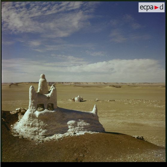 Petite construction dans le désert.