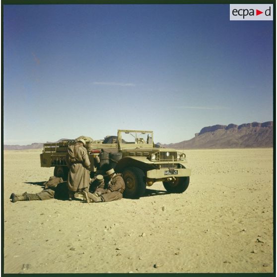 Légionnaires de la 1re compagnie saharienne portée de la Légion étrangère (CSPL) faisant une pause dans le désert.