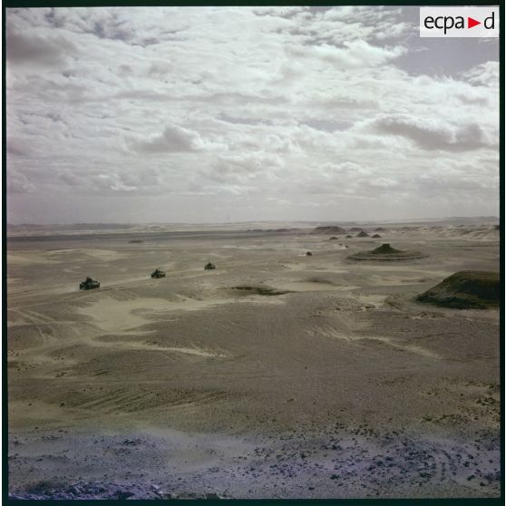 Convoi d’engins blindés de reconnaissance (EBR) dans le désert.