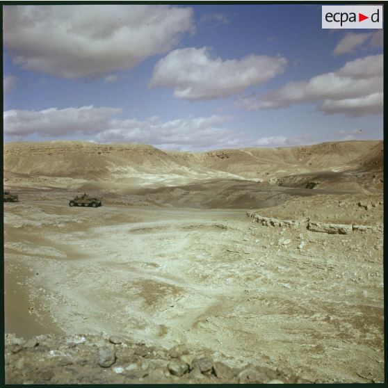 Convoi d’engins blindés de reconnaissance (EBR) dans le désert.