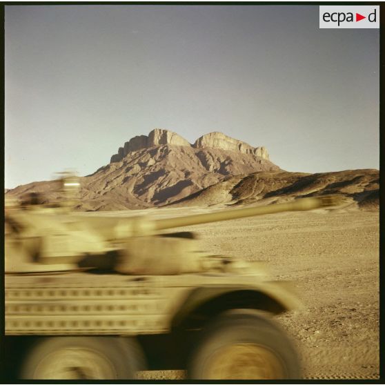 Passage d’un engin blindé de reconnaissance (EBR) sur une piste dans le massif du Tassili N’Adjjer.