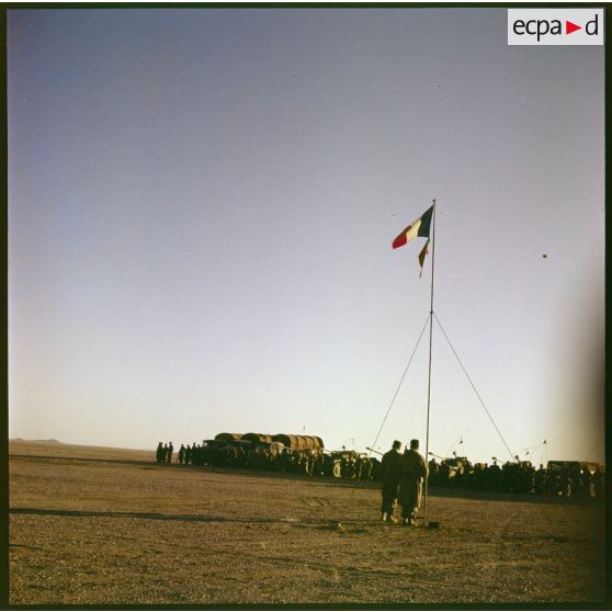 Montée des couleurs dans le désert pendant le raid des engins blindés de reconnaissance (EBR) dans le Sahara.