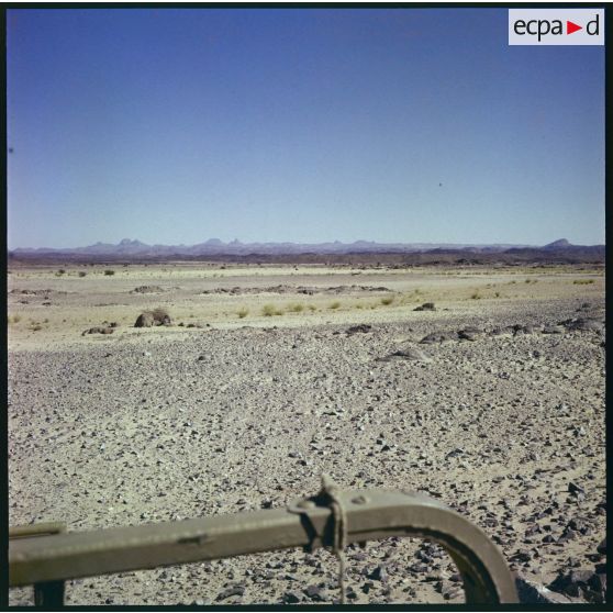 Paysage désertique vu d’un engin blindé de reconnaissance (EBR).