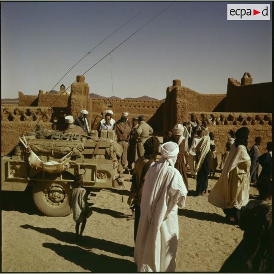 Arrivée des engins blindés de reconnaissance (EBR) dans une ville lors du raid des EBR dans le Sahara.