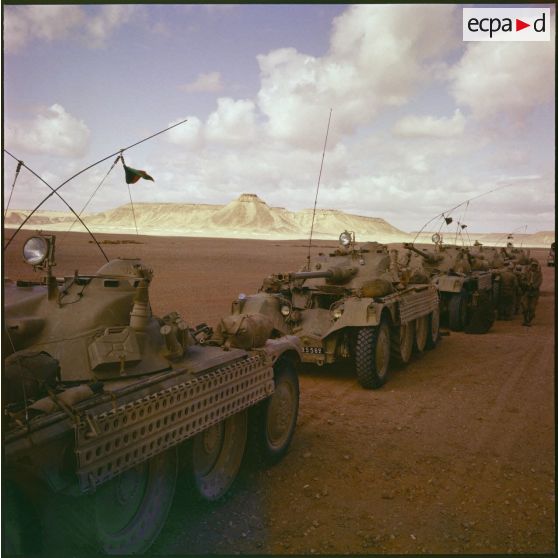 Engins blindés de reconnaissance (EBR) faisant une halte lors d’un raid dans le désert.