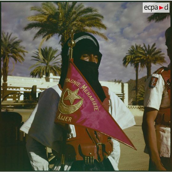 Porte-drapeau de la Compagnie méhariste d’Ajjer.