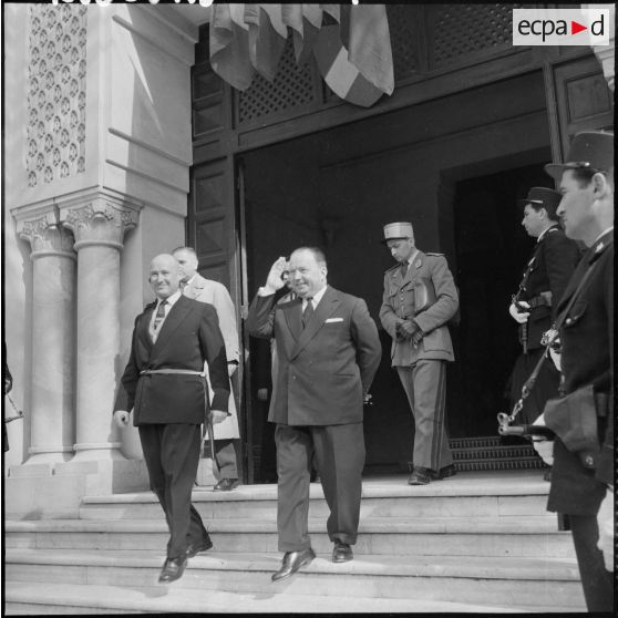 Robert Lacoste, ministre de l'Algérie sort de l'hôtel de ville de Philippeville.