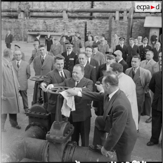 Le ministre Robert Lacoste, ouvre la vanne qui va faire couler le pétrole dans le tanker.