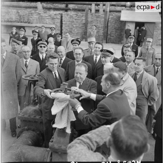 Le ministre Robert Lacoste, ouvre la vanne qui va faire couler le pétrole dans le tanker.