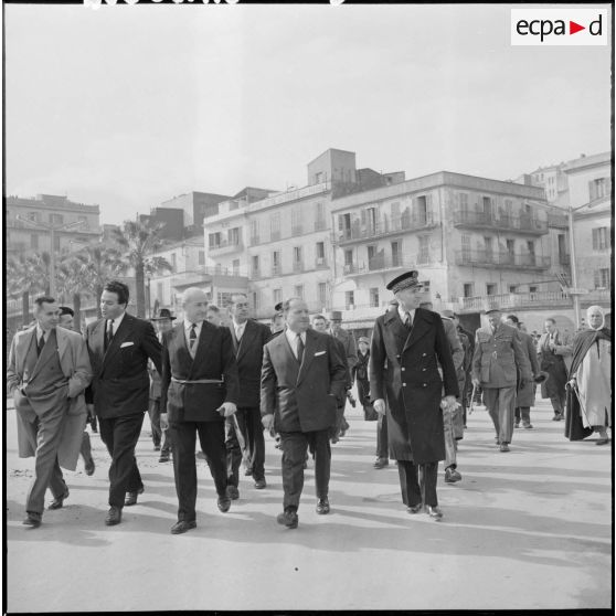 Robert Lacoste, ministre de l'Algérie, en visite à Philippeville.