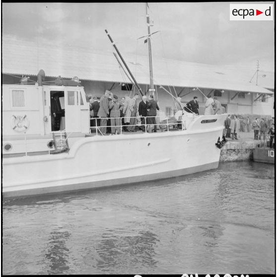Robert Lacoste, ministre de l'Algérie, sur la vedette Sorelles, à Philippeville.