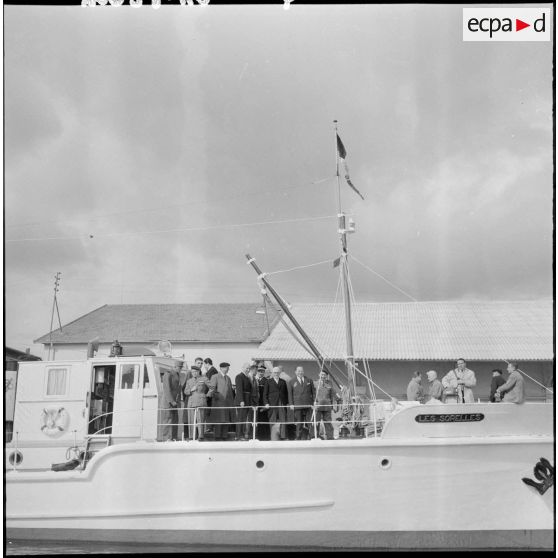 Robert Lacoste, ministre de l'Algérie, sur la vedette Sorelles, à Philippeville.