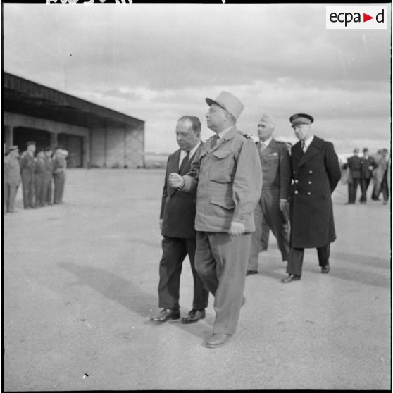 Le ministre de l'Algérie Robert Lacoste à sa descente d'avion à Guelma.