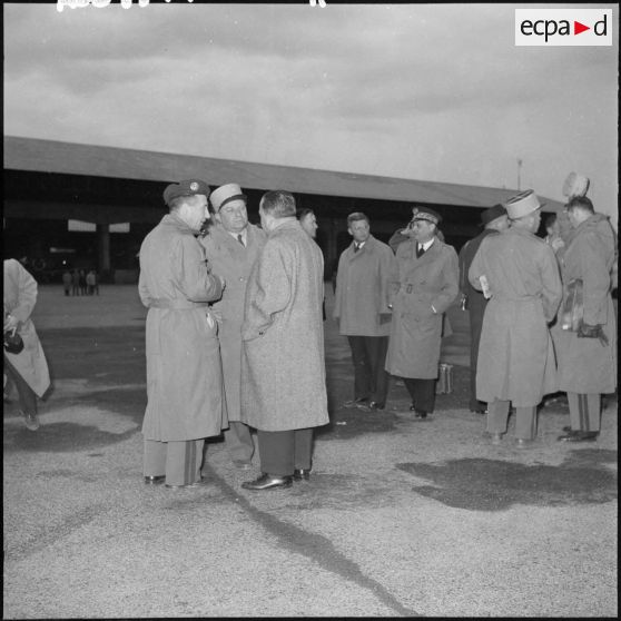Le ministre de l'Algérie Robert Lacoste en compagnie du général Vanuxem et du colonel Jeanpierre.
