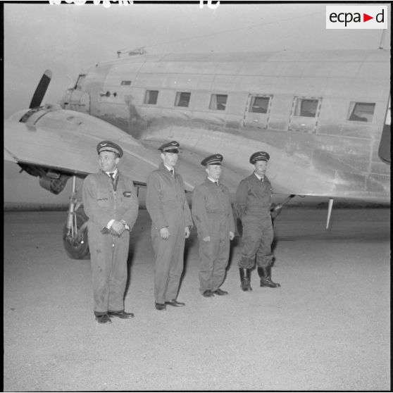 Equipage devant un avion.