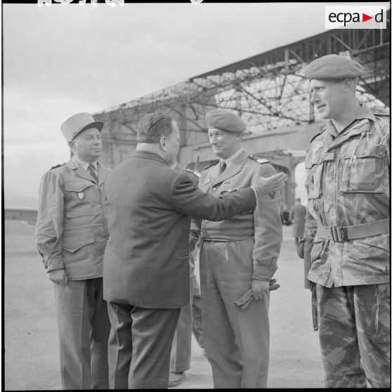 Le ministre de l'Algérie à son arrivée à Guelma, en conversation avec le colonel Jean-Pierre.