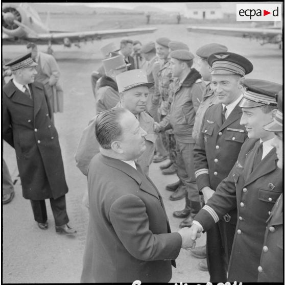 Le ministre de l'Algérie Robert Lacoste salue les officiers venus l'accueillir à l'aéroport de Guelma.