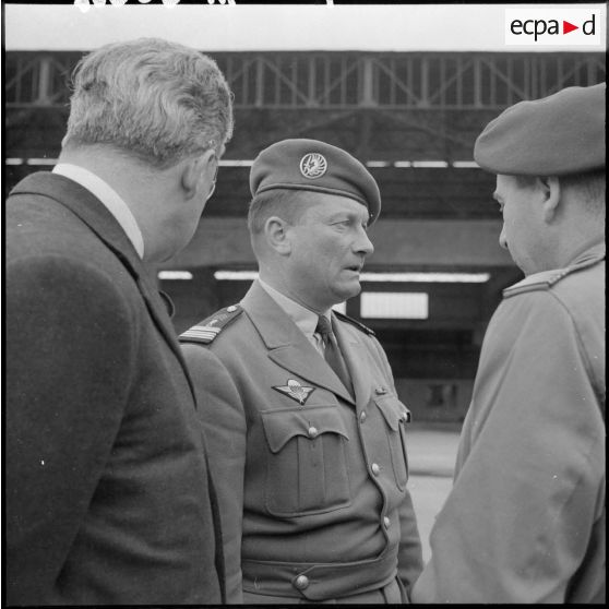 Le colonel Jeanpierre du 1er régiment étranger de parachutistes (1er REP) en conversation avec monsieur Gorlin et le colonel Ducournau à l'aéroport de Guelma.