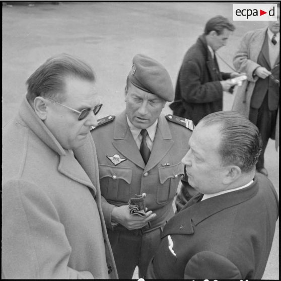 Le ministre de l'Algérie Robert Lacoste, avec le colonel Jeanpierre et monsieur Tournou.