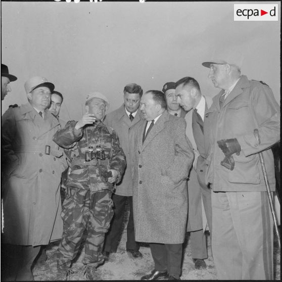Le ministre de l'Algérie Robert Lacoste en discussion avec le colonel Buchoud.