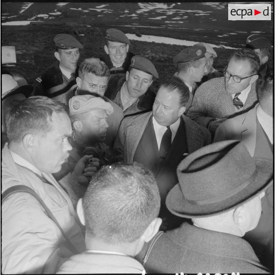 Le ministre de l'Algérie Robert Lacoste en discussion avec le colonel Buchoud.