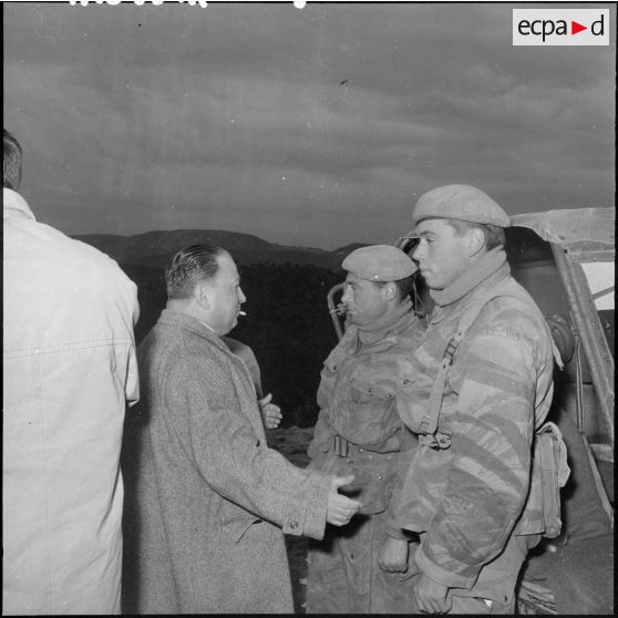 Le ministre de l'Algérie Robert Lacoste, s'adresse à un militaire du 9e régiment de chasseurs parachutistes (9e RCP).