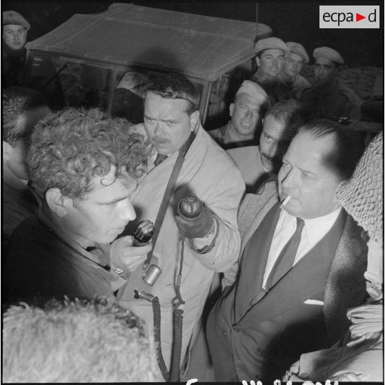 Le ministre de l'Algérie Robert Lacoste interroge un prisonnier récemment capturé.