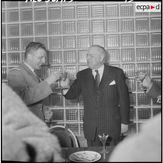 Le général Desjours et monsieur Baujard, le maire de Blida trinquent au Champagne lors de l'inauguration du nouveau foyer de garnison de Blida.