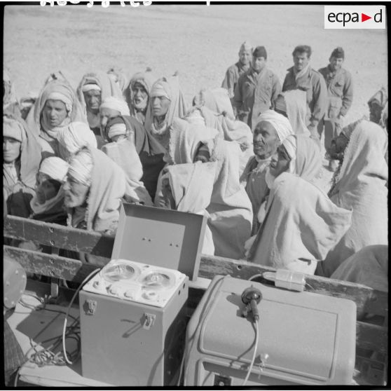 La foule écoutant une séance de Public-Adress.
