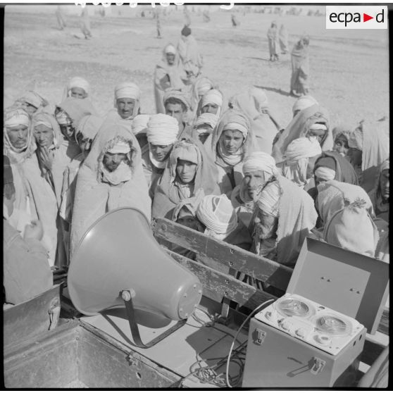 La foule écoutant une séance de Public-Adress.