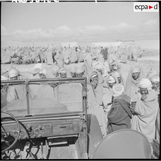 La foule écoutant une séance de Public-Adress.